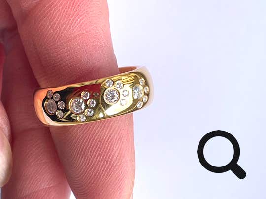 Ein goldener Pfotenring auf dem Finger