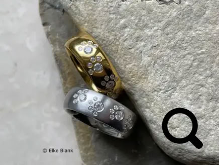 Ansicht einen goldenen und silbernen Pfotenrings von oben