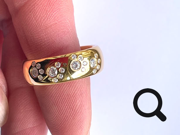 Ein Finger mit Pfotenring in Gold